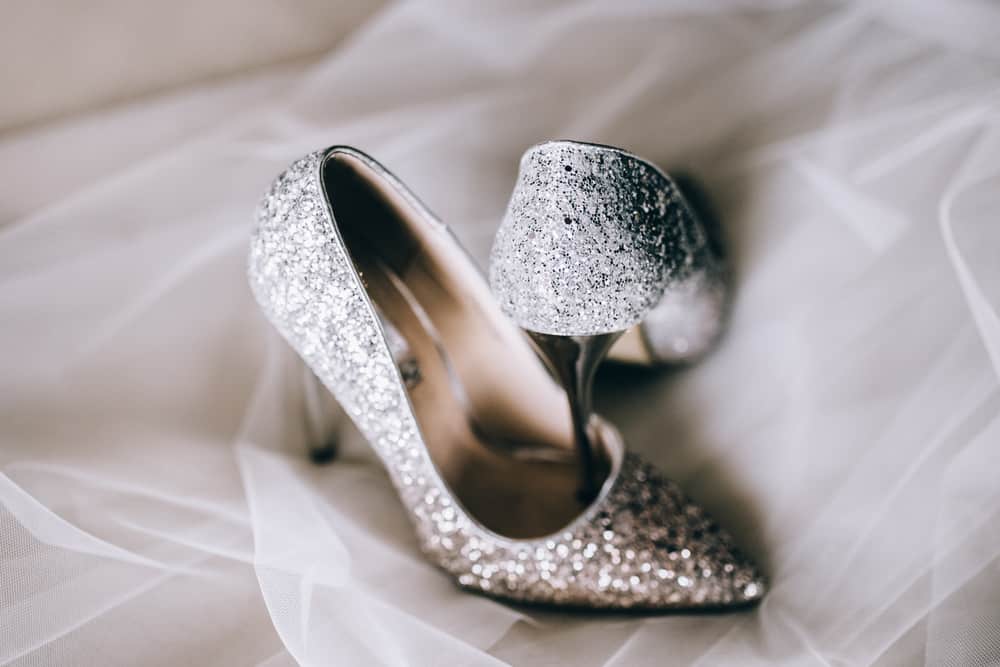What Color Shoes To Wear With A Silver Dress: 10 Ideas