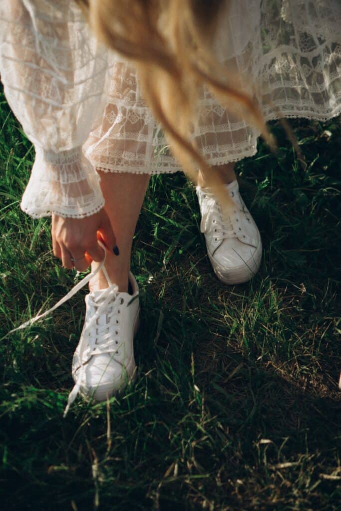 Welche Schuhe soll ich zu einem weißen Spitzenkleid tragen? 10 stilvolle Ideen