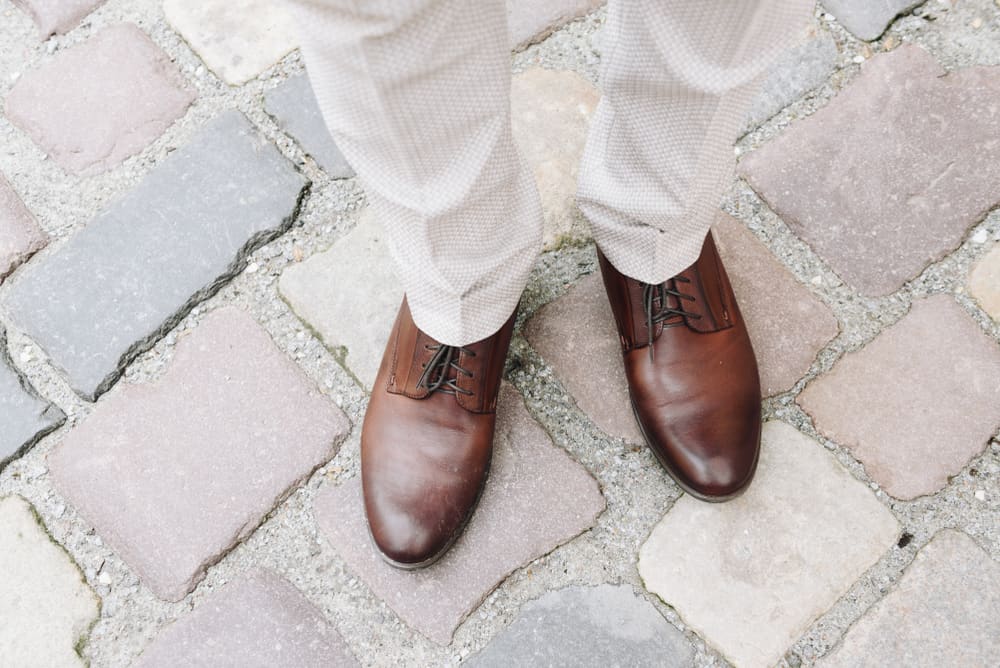 What Shoes To Wear With White Pants? (For Men And Women)