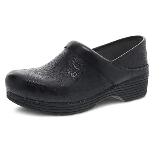 Dansko LT Pro Clogs für Frauen - Leichte Rocker Bottom Schuhe für Komfort und Unterstützung - Ideal für langes Stehen Berufstätige Black Floral Tooled Clogs 8.5-9 M US