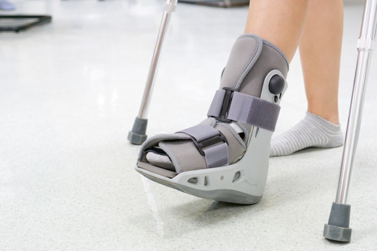 Should You Buy A Walking Boot For Plantar Plate Tear?