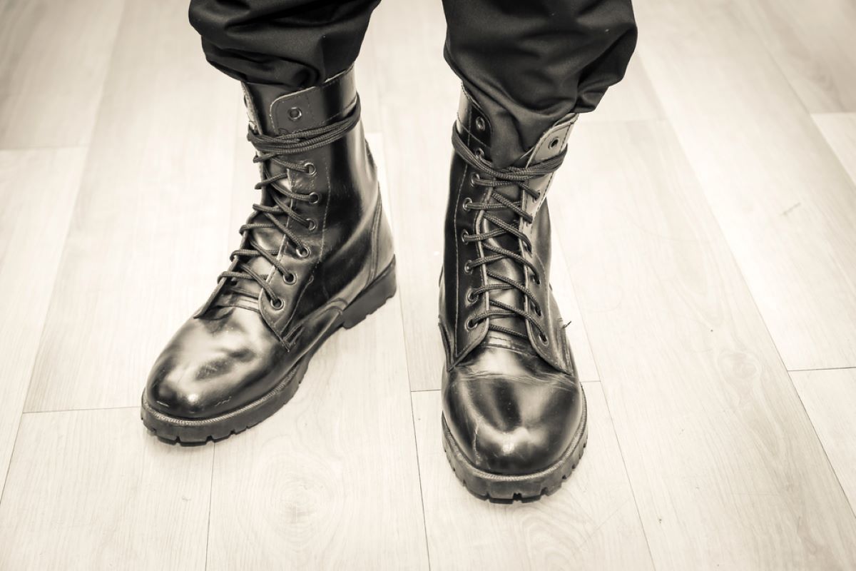 how to tie combat boots