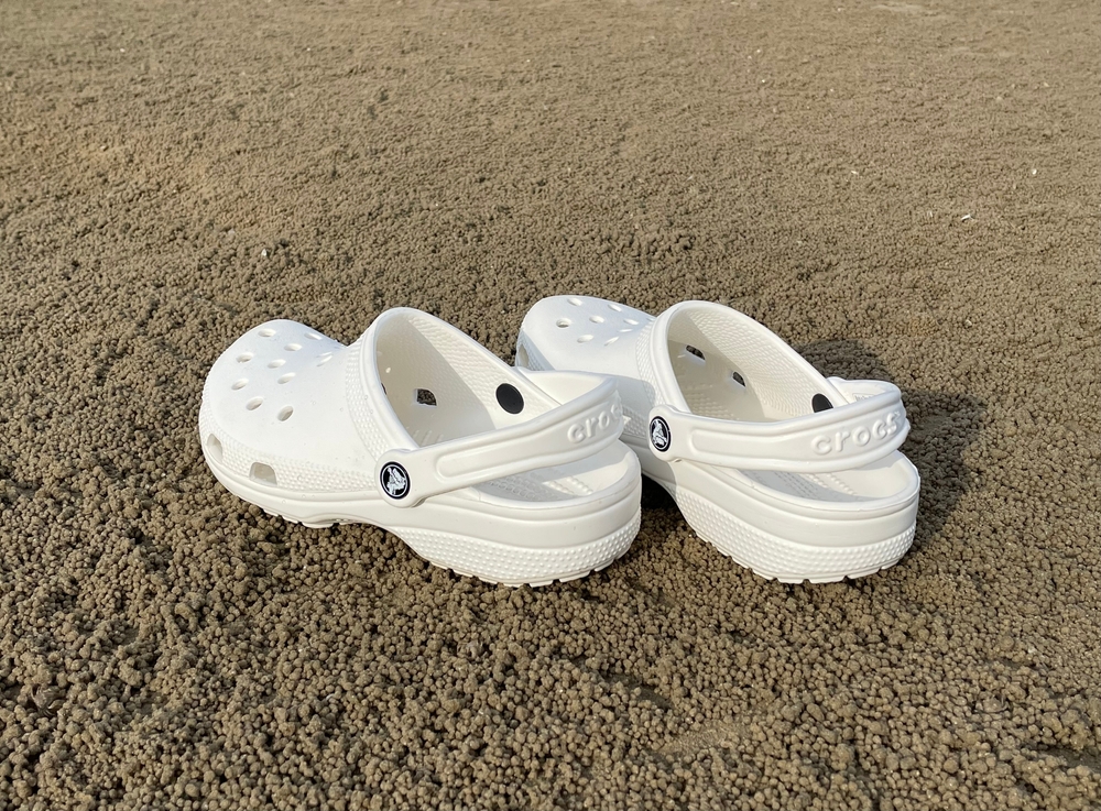 Do White Crocs Get Dirty? 5 Easy Methods To Clean Them
