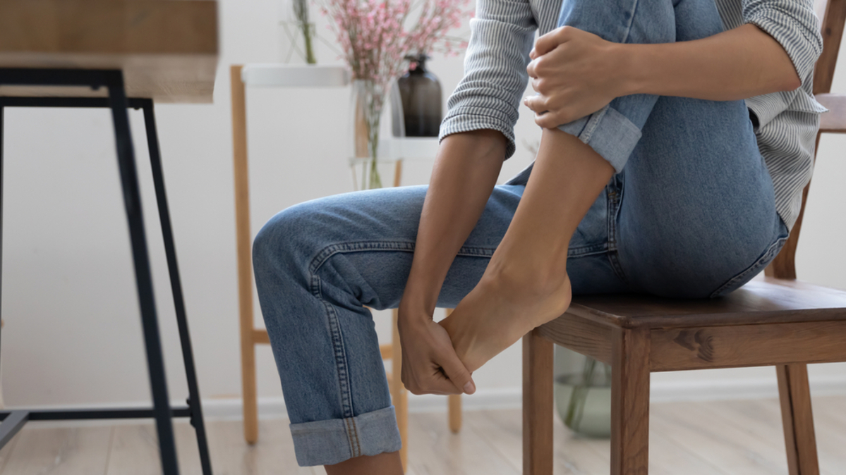 Pinky Toe Pain 101: Here's Everything You Need To Know
