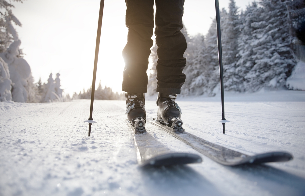 Ein rutschiger Hang Kann man nach einer Knieprothese Skifahren gehen