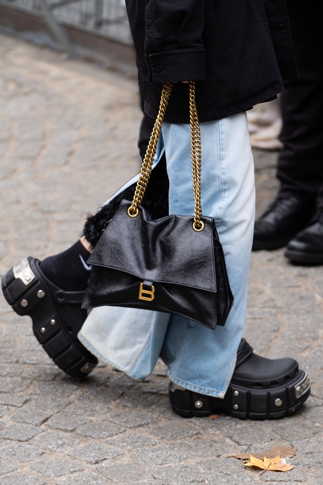 What Shoes To Wear With Baggy Jeans? Let's Figure It Out