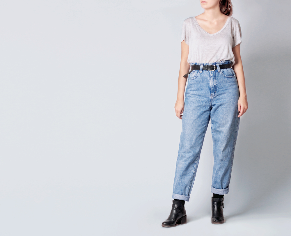 What Shoes To Wear With Mom Jeans: 10 Trendy Options