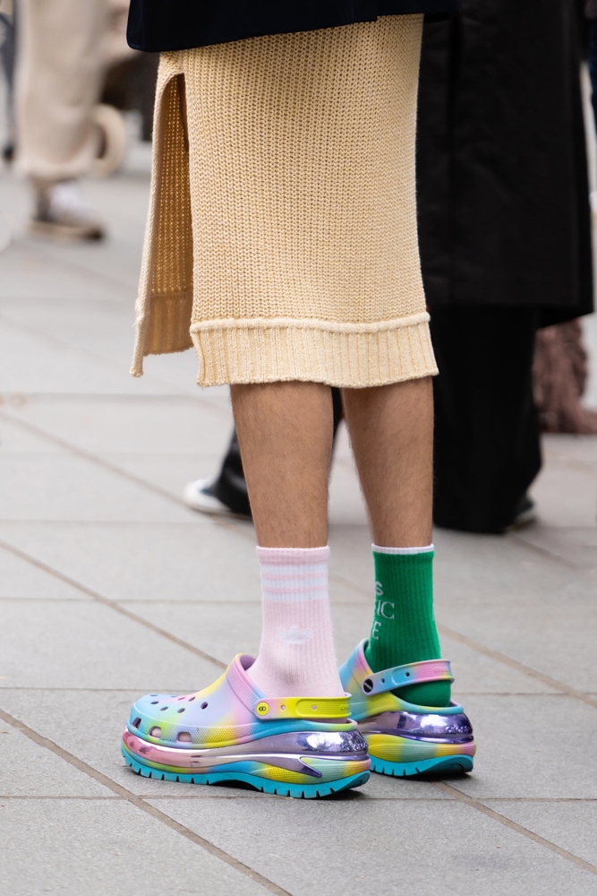 How To Wear Clogs? 8 Outfits Worthy Of Your Attention