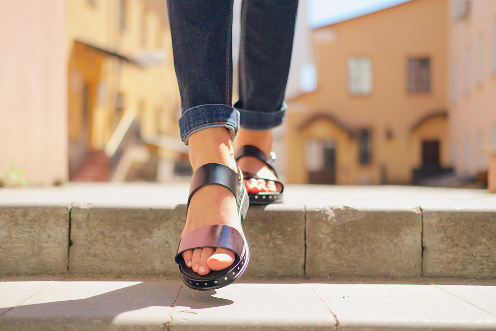 Der Kampf der bequemen Schuhe: Sandalen vs. Hausschuhe