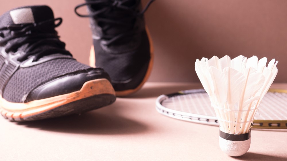 beste Badmintonschuhe für breite Füße