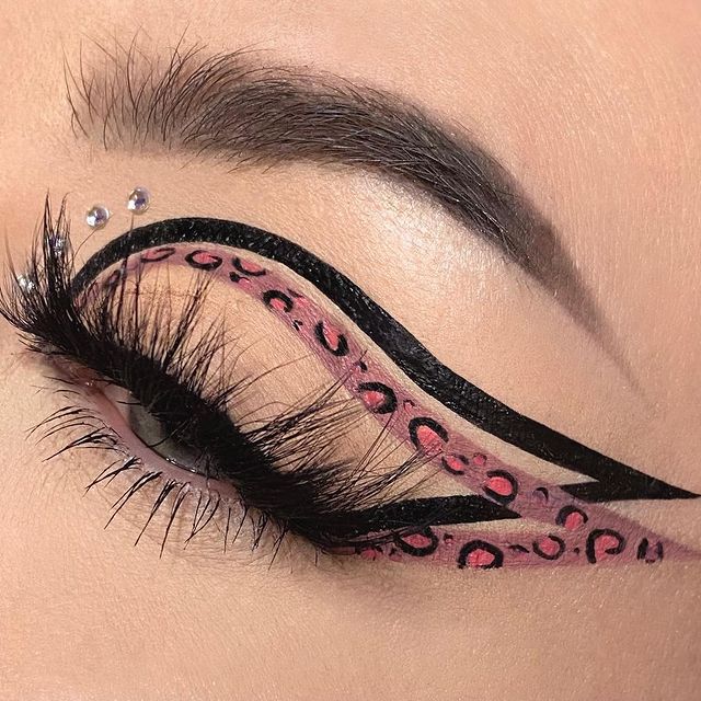 20 Creative Eyeliner Looks To Make Your Eyes Pop