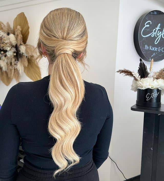 19 Chic Wedding Guest Hairstyles To Make You Look Glamorous