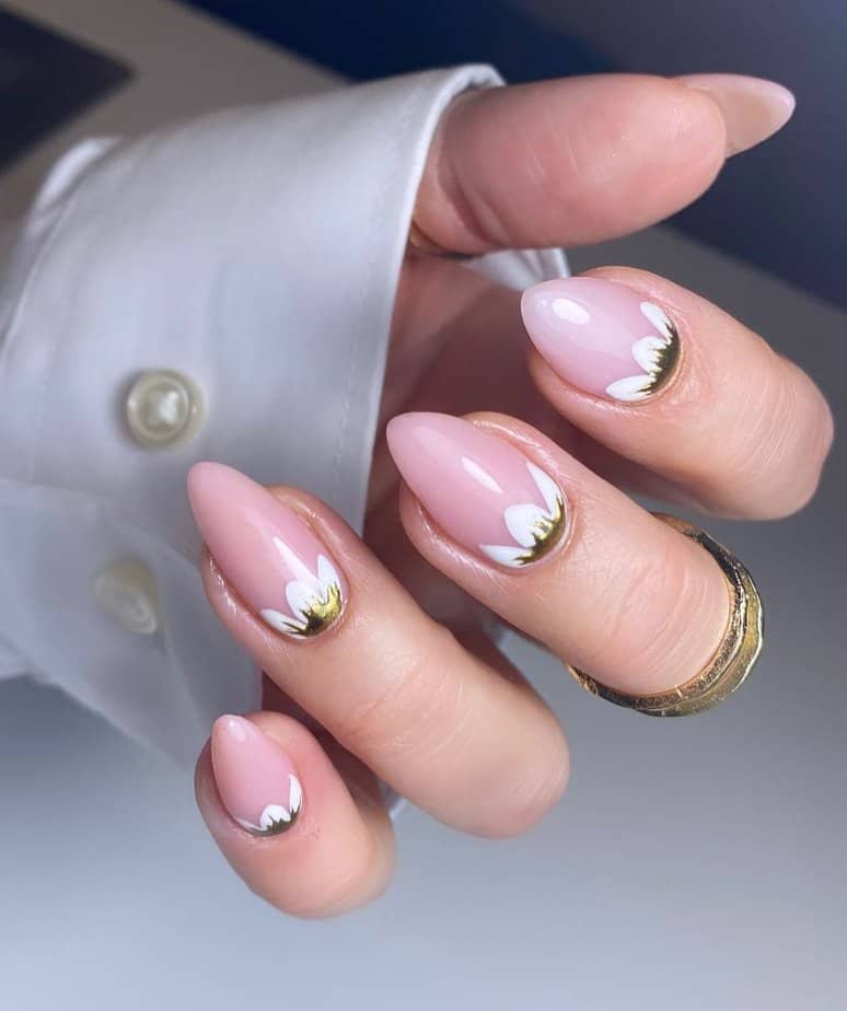 40 Luxurious White And Gold Nails To Steal The Limelight