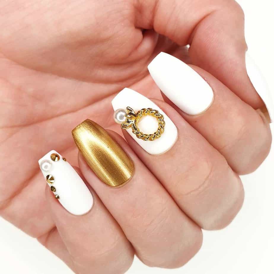 40 Luxurious White And Gold Nails To Steal The Limelight