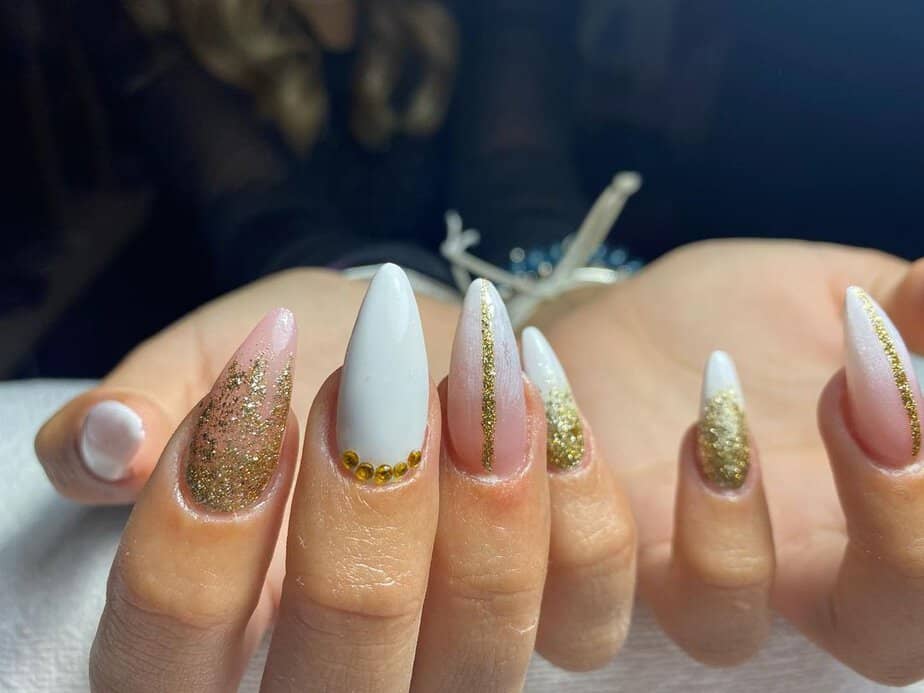 40 Luxurious White And Gold Nails To Steal The Limelight