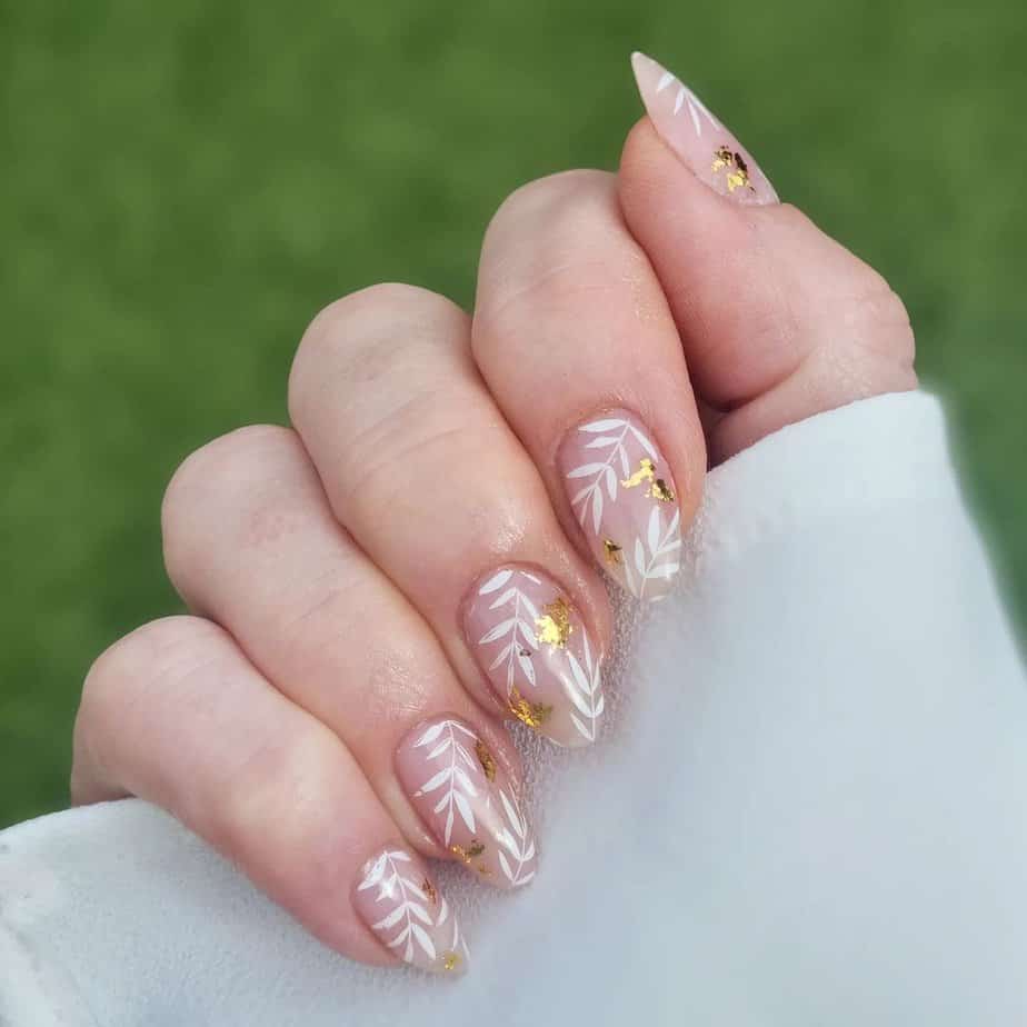 40 Luxurious White And Gold Nails To Steal The Limelight