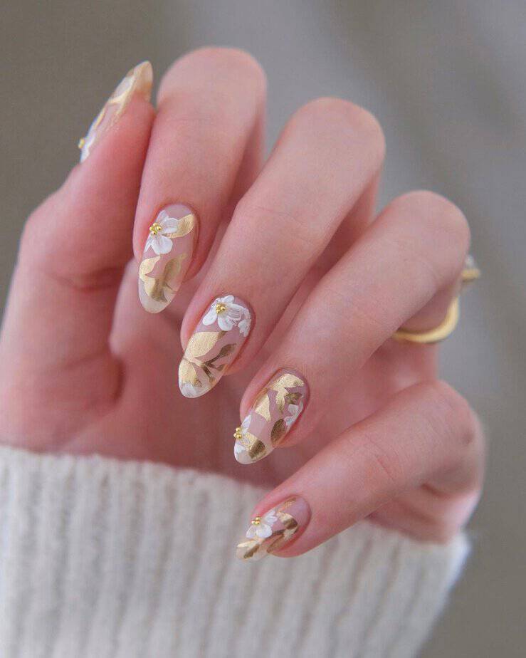 36 Glorious Gold Nails Fit For Royalty