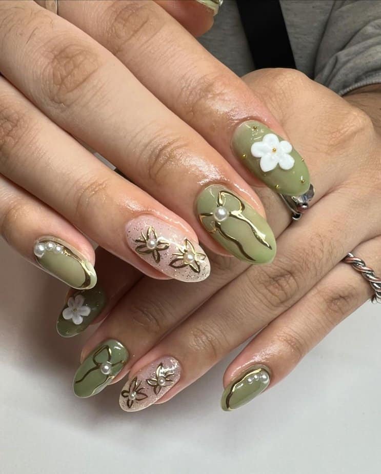 36 Glorious Gold Nails Fit For Royalty