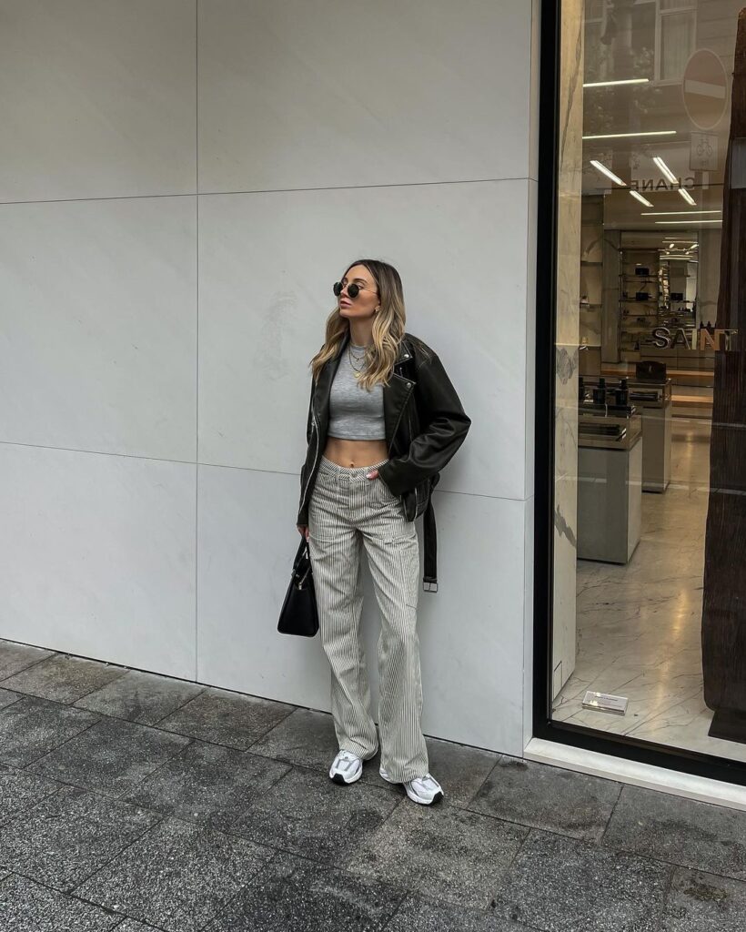 Striped jeans and running sneakers