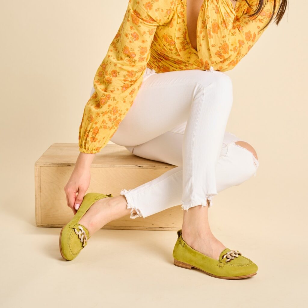 12 Gorgeous Outfits That Will Flawlessly Match Your Green Shoes