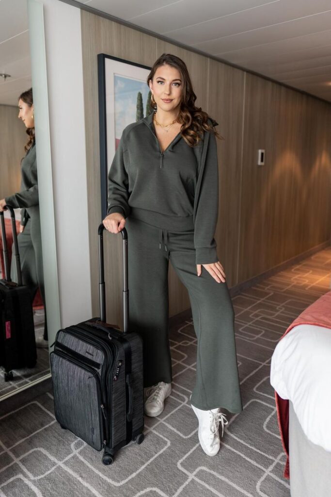 8 Chic and Comfortable Airport Outfits Perfect for Your Travels