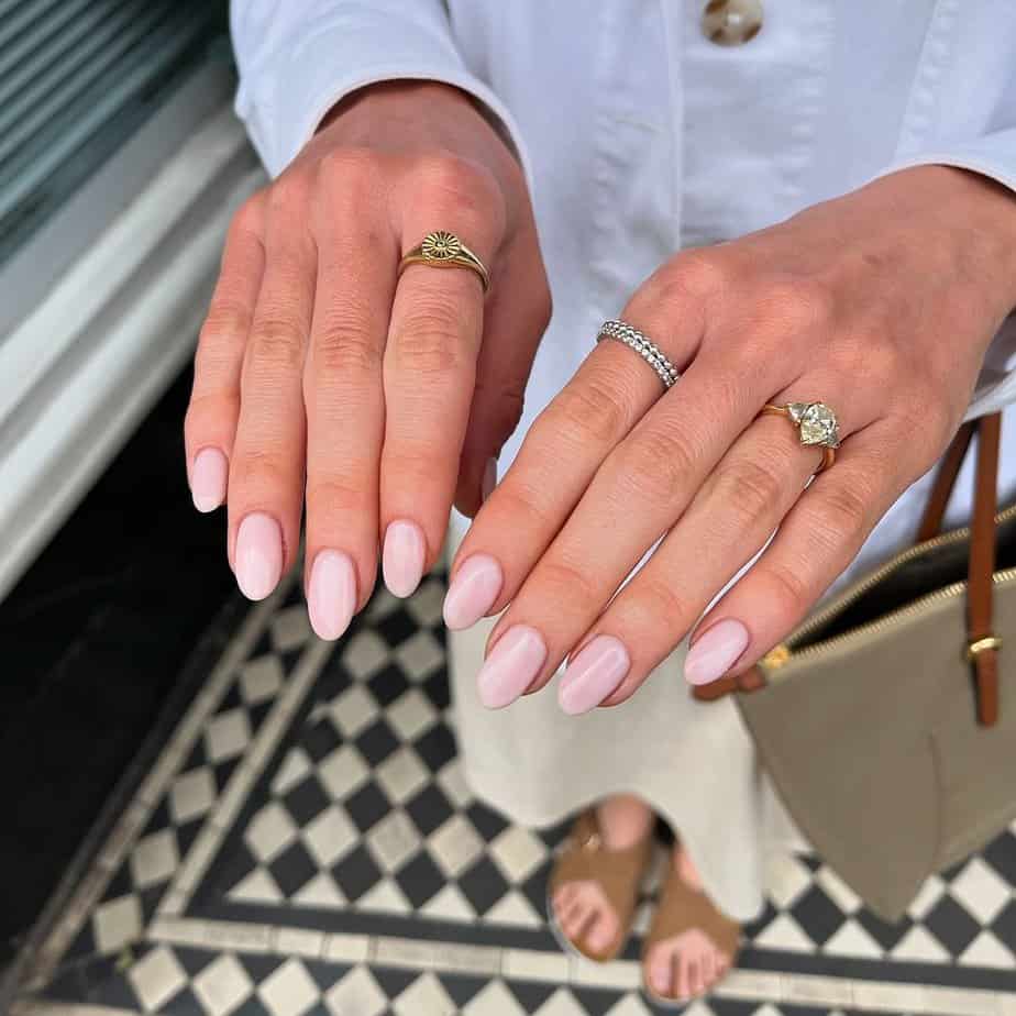 Simple and elegant cashmere nails