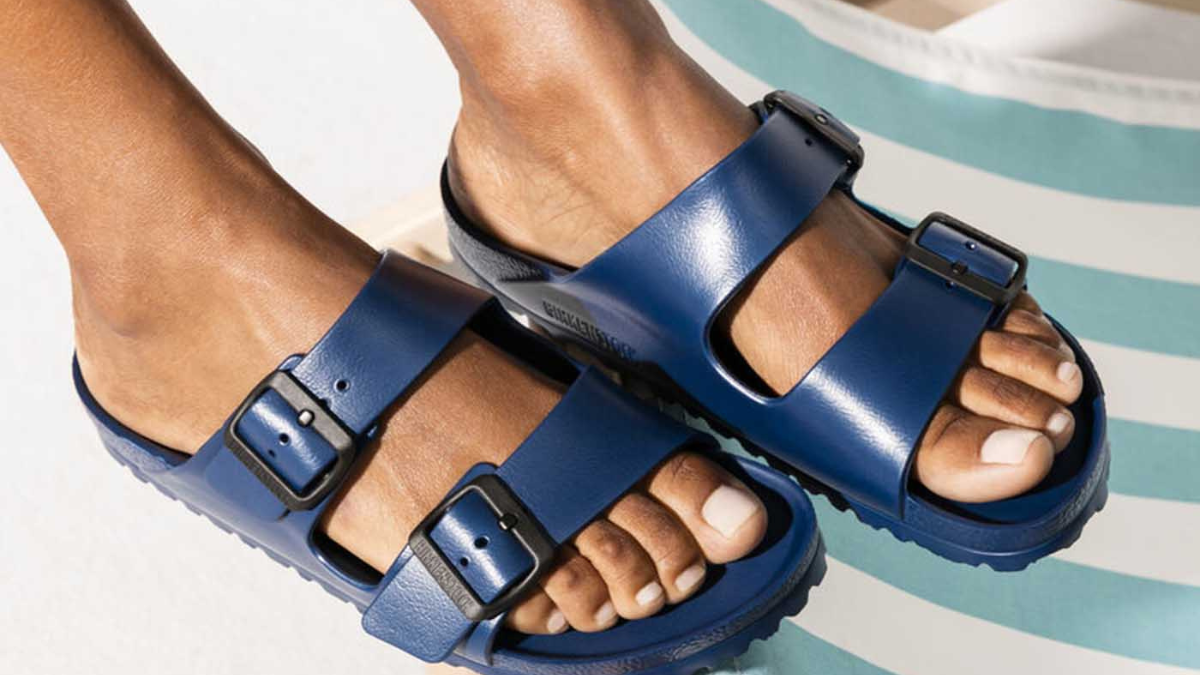 7 Best Comfortable Sandals to Pack for Vacations